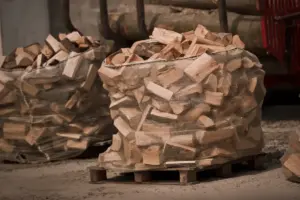 rockenes, ofenfertiges Kaminholz und Scheitholz auf Palette